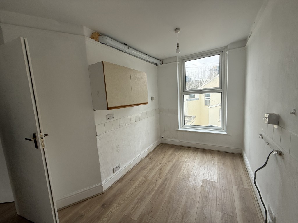 Lot: 5 - VACANT MIXED USE FOUR STOREY PROPERTY WITH FURTHER POTENTIAL - Second floor bed 5/utility